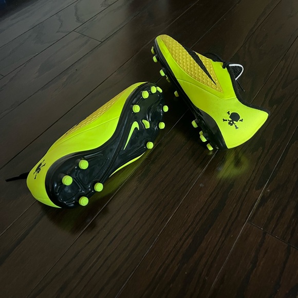 Nike cleats, size 4.5Y, New. - Picture 4 of 5